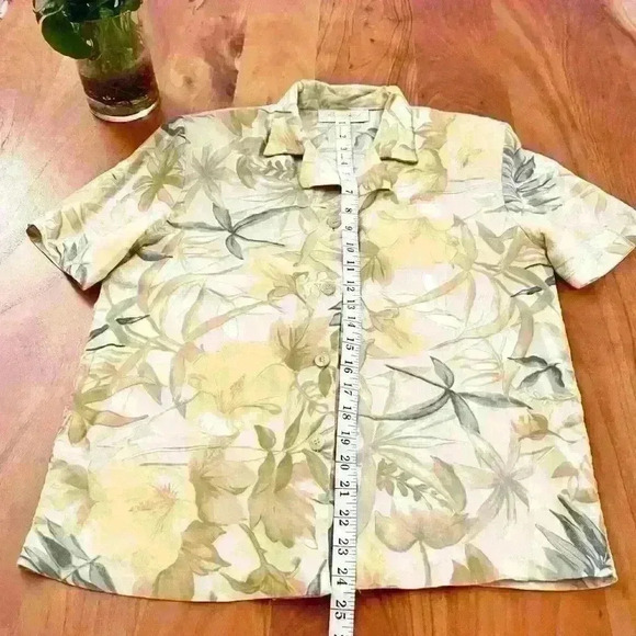 Vintage Tropical Pattern Hawaiian floral short sleeves button down blouse shirt. - Picture 9 of 9